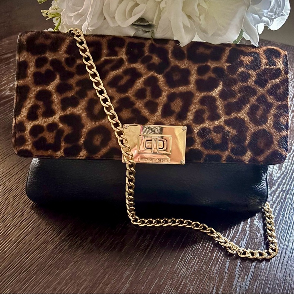 Michael Kors
Leopard Print and Black Leather Chain Bag